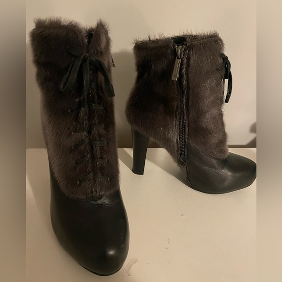 Women’s seal skin boots size 6. Only worn once. - Picture 2 of 4